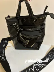  4 original kendall and kylie crossbody bag in black  ‏‏حقيبة أصلية كيندال + كايلي باللون الأسود