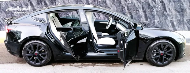  29 تيسلا 2023 model 3 فحص كامل اوتوسكور لون اسود ملوكي داخلي ابيض بحالة الوكالة للبيع بسعر لقطة ومحرووق