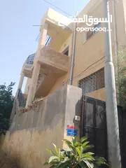  2 بيوت   طابقين   واحدة شقتين    والثانية ثلاث شقق