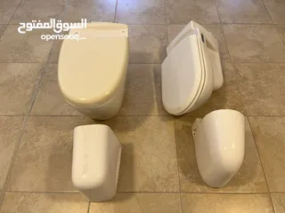  1 قطع حمامات مستعملة بحالة جيدة  مغاسل  مراحيض قواطع شاور وابواب
