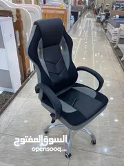  8 كراسي دوّارة وطرابيز مكتبية