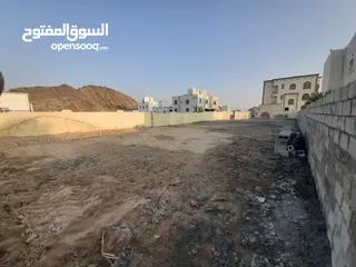  2 أرض سكنية ف العامرات النهضة مرحلة العاشرة للبيع مسوره كورنر طوليه قريبة من البيوت على شارع قار