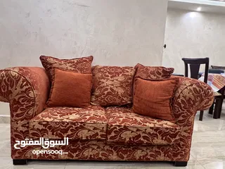 4 طقم كنب مستعمل للبيع مع هدية طاولة وسط و سجادة في الزرقاء