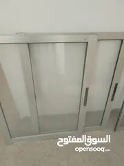  2 شباك المنيوم مقاس 1.5 بحالة الوكالة بالاضافه إلى حمايه 1.5 حديد ثقيل