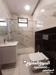  2 .خلدا قرب مسجد الهمشري شقه مع روف 300م كامل المساحه