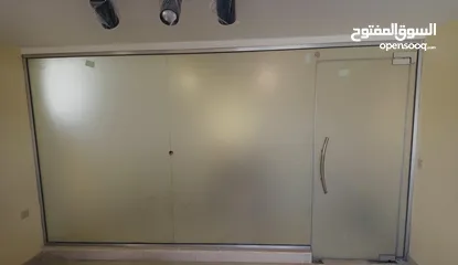  28 متخصصون في جميع أعمال السيكوريت والشوربوكس والزجاج والمرايا