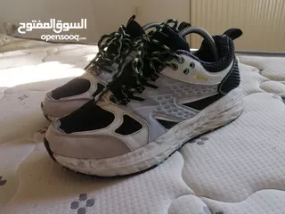  4 شوز نوع qiaodan اصلي نمرة 42 اشتريته ب 25 د للبيع بسعر مغري للحاجة ب 7 د لسرعة البيع ، نظيف جدا بحال