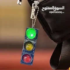  2 مداليه شكل اشارة مرور مضيئه   و تعليميه للاطفال  لتميز كل لون  من اشارلت المرور و اشارة المشاه   بشك