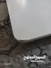  4 طاولة سفرة ابيض للبيع مطقوشة الزاوية اشي بسيط من دون كراسي