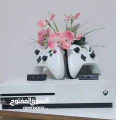  1 XBOX  ONE S 1Tمع حساب مليان العاب