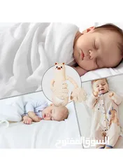  2 وسادة الدب الحاضنة – حضن دافئ ينام فيه طفلك بهدوء وراحة مصممة على شكل دب لطيف بذراعين ناعمتين بيحضنو