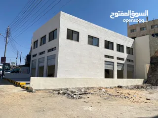 1 مجمع تجاري جديد للايجار على الشارع الرئيسي و تشطيب ممتاز