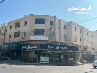  2 مجمع تجاري في وسط إربد عبارة عن محلات وشقق مع تسوية