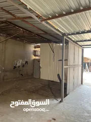  9 مخازن على شارع رئيسي مع هنجر كبير