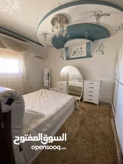  23 شقة سكنية نظيفة بالأثاث .. موقع ممتاز والجيران تبارك الرحمن ..