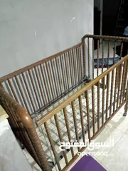  11 سرير اطفال  خشب زان مع فرشة بحالة ممتازة جدا/ السرير له جانب متحرك للأعلى والاسفل وله عجلات