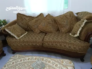  5 طقم كنب مستعمل بحالة الجديد خليجي مع طقم طاولات وسط
