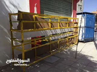  4 رفوف عرض بضاعه و  ثلاجه عرض