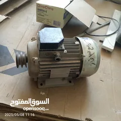  4 عندي ماتور 4 حصان سريع 3 فاز إيطالي وكاله للبيع بسعرحرق الماتور وكاله + ماكينه راوتر كبير + فرد كلبس