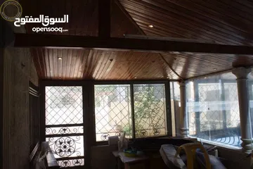  6 شقة أرضية مميزة للبيع في أم أذينة 200م مع حديقة وترسات وبركة سباحة 150م بسعر مغري