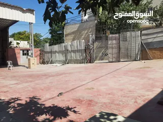  3 ساحه  مع  بركس وغرفه  مساحة 300  متر