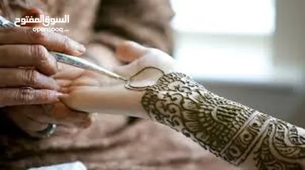  2 Putting hand henna