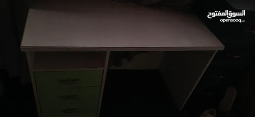  1 مكتب راقي أبيض للدراسة و والعمل