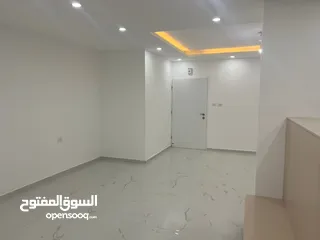  3 شقه فارغة للايجار في عين منجد لم تسكن من قبل