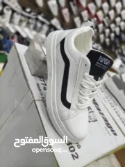  8 أحذية بسعر العرض