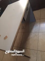  4 طاوله مكتب مرتبه وبتنفع لدراسه