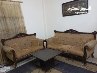  1 طقم كنب 7 مقاعد بحالة ممتازة مش هابطات