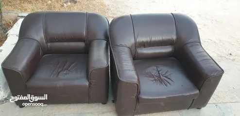  2 طقم كنب جلد مستعمل بحاله جيده