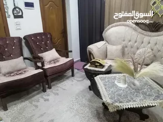  5 طقم كنب خشب زان تفصيل..7مقاعد او 9 مقاعد  لون بيج مورد شكله جميل جدآ والخشب لون بني..