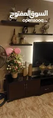  1 خزانة شاشة مع رفوف خشب لاتيه بحالة ممتازة  قياس 240  للإستفسار 079895009