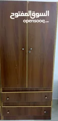  1 مكتب وخزانه وكراسي للبيع