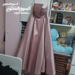  9 فستان لون سومو للبيع لبسة مرة واحدة ع التخرج فخم و جميل محجر من الامام وباكلس ومن الخلف لديه رباطات