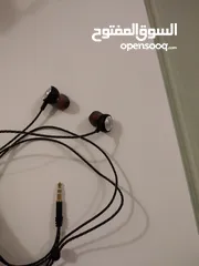  2 سماعات JBL سلكيه بحالة الوكاله استعمال خفيف جدا.. صوت قوي ورائع