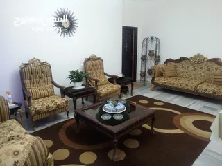  2 طقم كنب مع طرابيزات ...7مقاعد وطرابيزات بحالة جيدة للبيع  الرجاء التواصل على الرقم الموجود