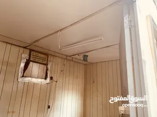  1 بركسات عدد 3 كل واحد له مقلس مستخدم نظيف