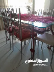  4 طاولة سفره زجاج مع 6 كراسي جلد بحاله جيده جدا بسعر 45 دينار ومرآه مع درج خشبي بسعر 15 دينار