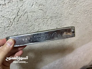  5 آلة عزف (هورمونيكا.) عازفة مثل الناي