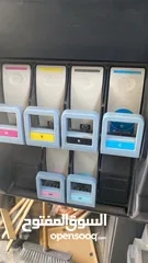  1 HP LATEX DESIGNJET L26500 ماكنة طباعة لتكس اوت دور  بحالة ممتازة  للبيع  معاها اغراضها ورولاتها ع