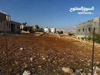  1 قطعة أرض مستوية مميزة قُرب بيت ساحور و تبعد 7 دقائق عن مزموريا قُرابة الدونمين ( 1940 م2 ) منطقة أ