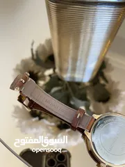 7 ساعة مايكل كورس ذهبية وجلد أصلية و مختَّمة  بحالة ممتازة  الساعة انيقة جداً Micheal Kors
