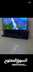  2 طاوله تلفزيون مع رفوفها للبيع