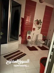  11 شقق للبيع ارضي وطابق ثالث