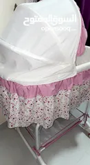  7 سرير اطفال من بيبي شوب /مهد متحرك وممكن يتحول الى سرير ارضي محمول مع مخده الرضاعه