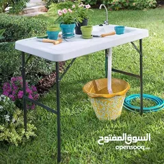  1 طاولة و مغسلة صحون مصنوعة من مادة فايبر