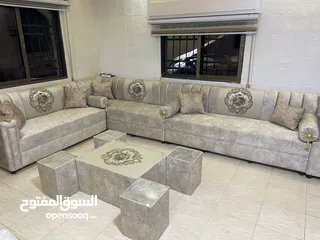  21 جلسات خليجية 17 مقاعد مع طقم طربيزات ومراكي+ 10 قورن
