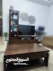 1 وحدة تلفزيون بحالة ممتازة  مع طاولة وسط بحالة جيدة